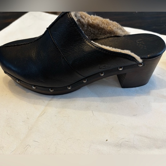 UGG Kassi 1013042 Women's Black Leather Sheepskin Shearling Lined Clogs Sz 7 - Picture 3 of 5